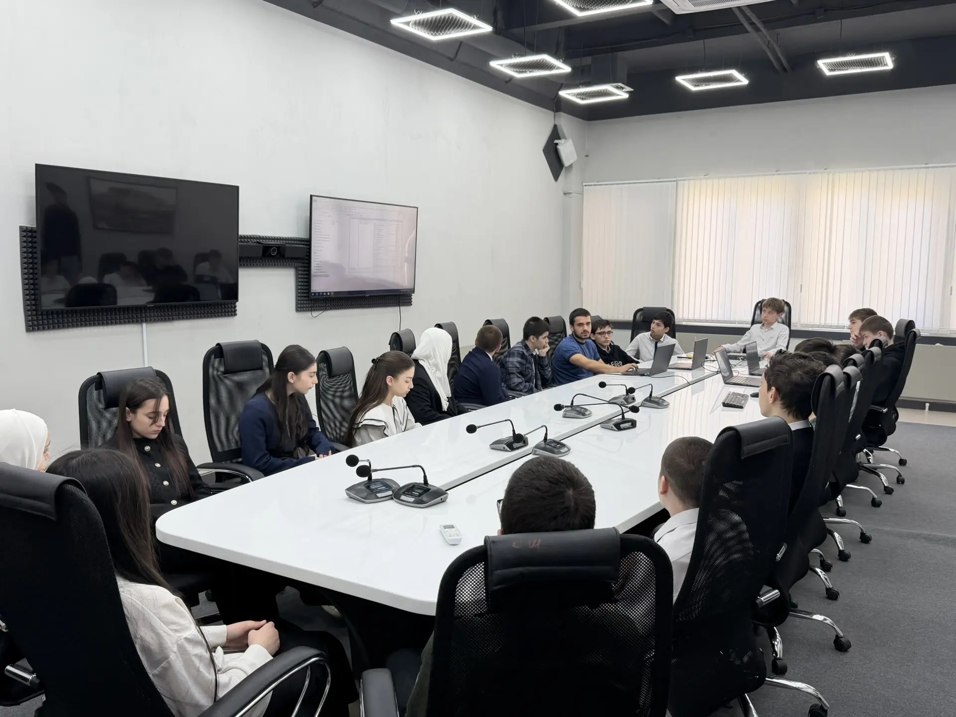 От монтажа кабеля до цифровой стратегии: махачкалинские школьники погрузились в мир ИТ вместе с Минцифры РД